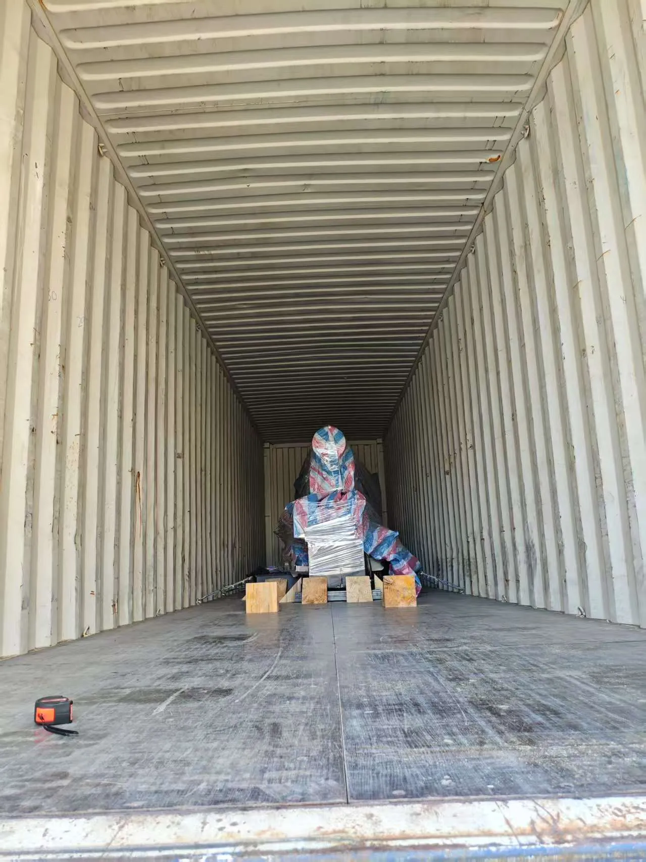 Trincaje y amarre interior con cables de acero de alta tensión